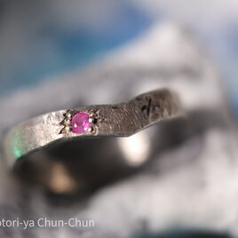【完全新作】アラジンのマダガスカル産強蛍光ピンクサファイア・くの字リング【桃ノ字】
