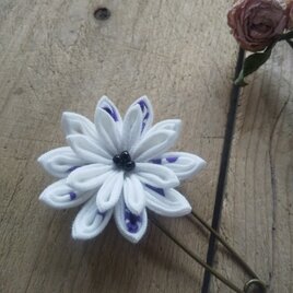 つまみ細工のお花のストールピン パープル(黒ビーズ)