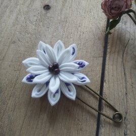 つまみ細工のお花のストールピン パープル(ウッドビーズ)