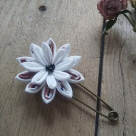 つまみ細工のお花のストールピン ホワイト×ブラウン(黒ビーズ)