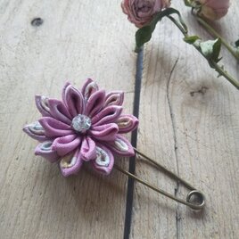 つまみ細工のお花のストールピン