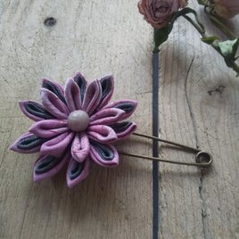 つまみ細工のお花のストールピン