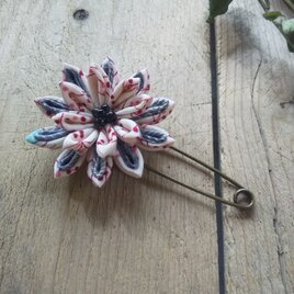 つまみ細工のお花のストールピン