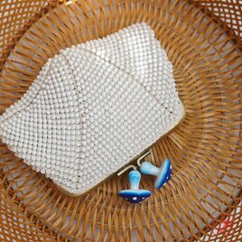 ばあば、大きめ・総ガラスビーズのスクエアがま口（青きのこ・2205）