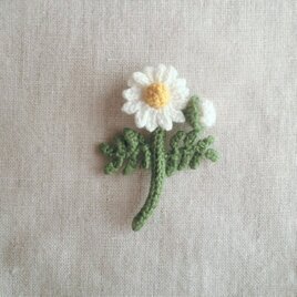 かぎ針で編んだブローチ　可愛いコサージュ　カモミールみたいなお花　1