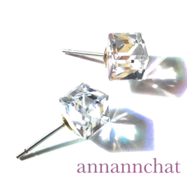 オーストリア製　ビンテージ　スワロフスキ―　クリスタル 大粒　８mm　 斜めキューブピアス】プリズム