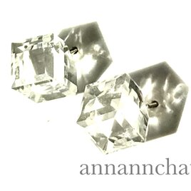 オーストリア製　ビンテージ　スワロフスキ―　クリスタル 大粒　８mm　 斜めキューブピアス】プリズム