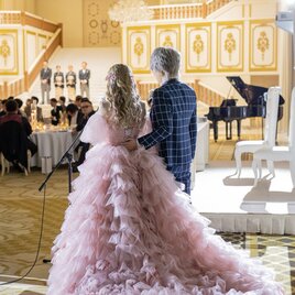 実例写真！カラードレス ピンク フリル袖 ティアードのドレス キラキラチュール プリンセスライン 前撮り 花嫁