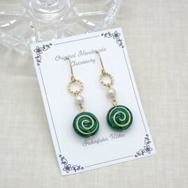 《４色から選べる》うずまきビーズピアス／イヤリング