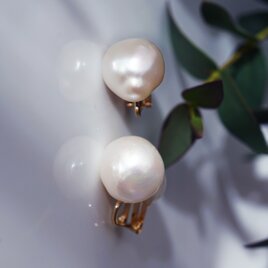 良質大粒バロック真珠の一粒イヤリング・ピアス可・サージカルステンレス　～雪明かり
