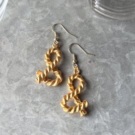 P738-ヴィンテージピアス U.S.A. 1980's Matte Gold Tone Twisted Rope "&"