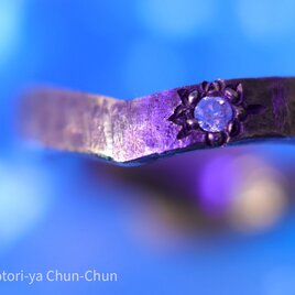 【くの字シリーズ】青蛍光ダイヤモンド・くの字リング【金ノ字】