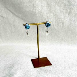 ヴィンテージパーツ：ブルーフラワー＆天然石ピアス