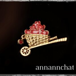 【アメリカ製　ビンテージ　エナメル　ルビーレッド　ハート　揺れる ピンブローチ】バレンタイン