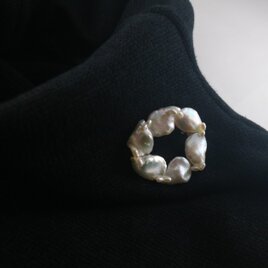 バロック真珠のサークルブローチ