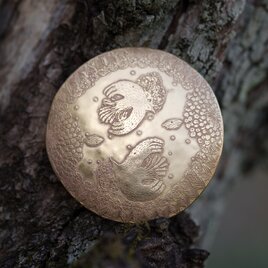 丸いブローチ「躍りましょ」