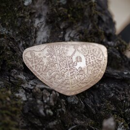 ブローチ「森の教会」