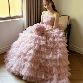 豪華！カラードレス チェリーピンク ベアトップ キラキラ 柔らかく重ねたチュールスカート リボン ミニトレーン 花嫁