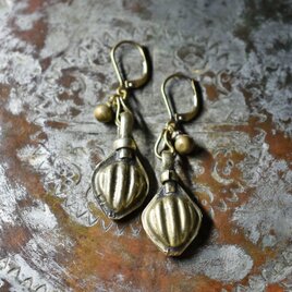 木の実の様なoldアフガンパーツと民族鈴のピアス