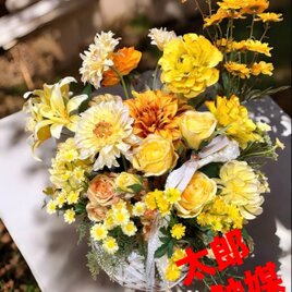 光触媒　人工観葉植物　ウォールグリーン　フェイクグリーン　黄色い花のアレンジ