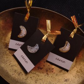 三日月モチーフの耳飾り（ピアス）