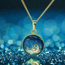 銀河に浮かぶ三日月ネックレス ― ネイビーオーロラ × ホワイトパール ― ［金具カラー選択可］