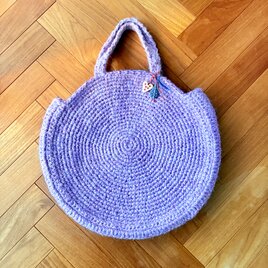 たくさんのピンクやラベンダーの糸を引き揃えて編んだグルグルBAG circle bag