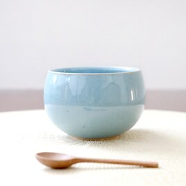ニュアンスブルーの丸いお湯のみ