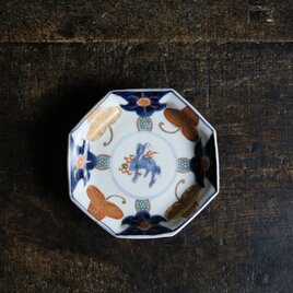 見込み麒麟◆蝶のような花。伊万里　花文錦手金彩八角中皿　骨董/antiques 明治期【i3】