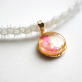 【受注製作】レジンアート　ラウンドモチーフとタティングレースとサテンリボンのチョーカー〈白梅紅梅〉