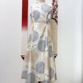 静かに優雅さを纏う白大島紬プリンセスラインワンピース　冠雪