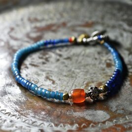 ミゾーラムカーネリアンと花模様インドシルバー、ナガ族アンティークビーズ、ブルービーズのブレス