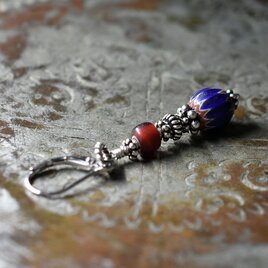 コロンと丸いアンティークシェブロンビーズと金赤ホワイトハーツ、シルバービーズの片耳ピアス