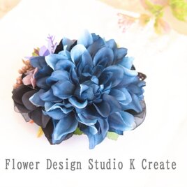 結婚式・卒業式・入学式に♡ネイビーのダリアと紫の薔薇のコサージュ　２Way　コンパクトサイズ　バラ　ダリア　入学式　卒業式　紺