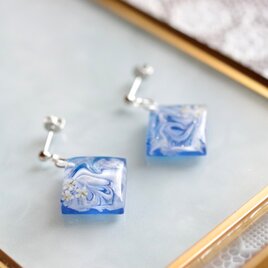 レジンアート　スクエアピアス〈瑠璃の花〉