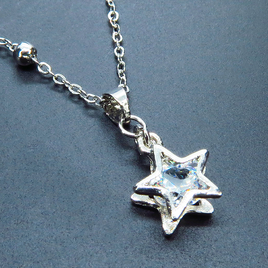 シルバーカラーの星フレームのキュービックジルコニアのワンポイントネックレス 長さ調整可 アジャスター可