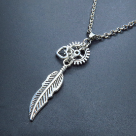アンティークシルバー フェザーと歯車を組合せたスリムなネックレス スチームパンク風 ハート ステンレス可