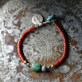 oldチベタンターコイズと古代瑪瑙,飴色ホワイトハーツ、oldインドシルバーチャームのブレス