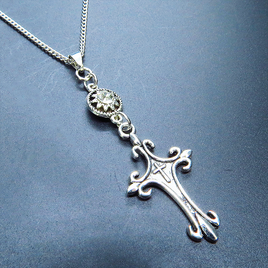 アンティークシルバー ゴシック調のロザリオ（十字架）とラインストーンのネックレス ステンレス可