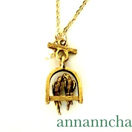 【アメリカ製　コザクラインコ　鳥　揺れる　ネックレス】スワロフスキーパール　ゴールド