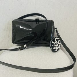 パテントレザーの横長ショルダーバック・ハラコポーチ付き