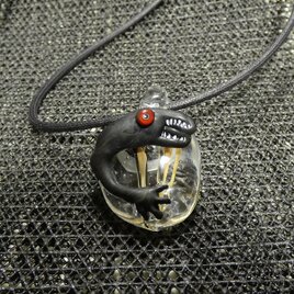 牙あるもの　NO.445（ガラス、トンボ玉、一点物、爬虫類、伝統工芸、ネックレス）