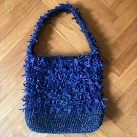 ブルーのリボンヤーンが華やかな主役級のショルダートートバッグ（ネイビー）