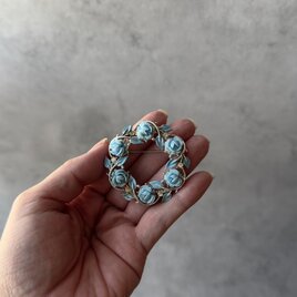 286 ヴィンテージ 淡いブルーの輪に咲く薔薇 ― ミッドセンチュリー・フラワーブローチ