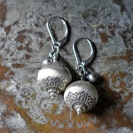 プックリ上下刻印カレンシルバーとインドシルバー鈴のピアス