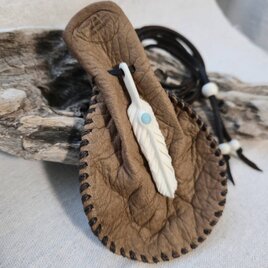 鹿革の巾着ペンダント ラリマーの鹿角フェザー