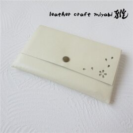 《ゴートスキン》一枚革の通帳ケース・「HANABIRA」・クリーム・シワ加工・0240