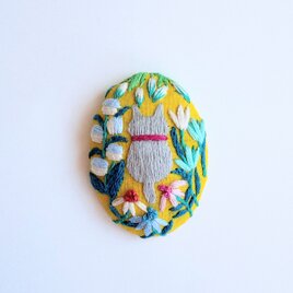 こねこと草花の刺繍ブローチ(botanical）#434
