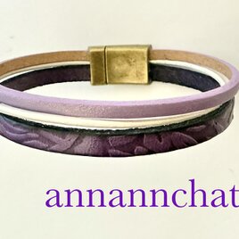 【稀少　ヨーロッパ製　本革 　バイオレット　紫（エンボス）・パールホワイト・ラベンダー　ブレスレット】マグネット留め　