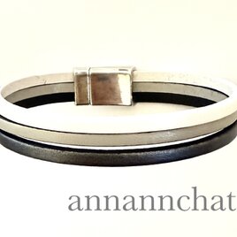 【ヨーロッパ製　本革 メタリックチャコールグレー・ライトグレー・白　三重　ブレスレット】マグネット留め　